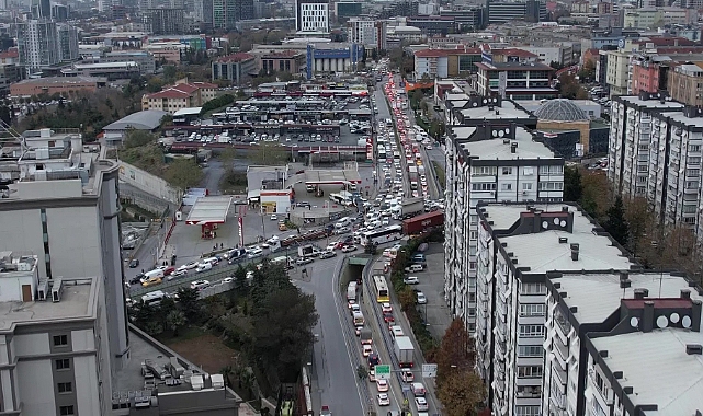 Alışveriş nedeniyle trafik yoğunluğu oluştu