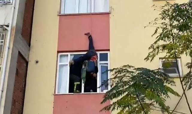 Anahtarını unuttuğu dairesine çatıdan sarktı