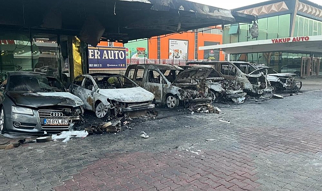 Araç galerisi kısa devre nedeniyle kül oldu