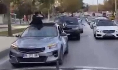 Araç içerisinden havaya ateş açtı...