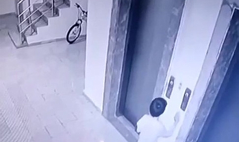 Asansör faciası: Çocuk kıl payı kurtuldu