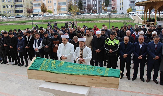 Babanın en acı görevi: Oğlunun cenaze namazını kıldırdı