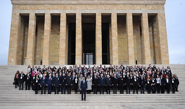 Bakan Özer, öğretmenlerle Anıtkabir'i ziyaret etti