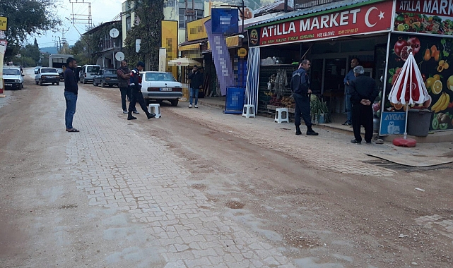 Bakkalı kurşunladılar, müşteri vuruldu