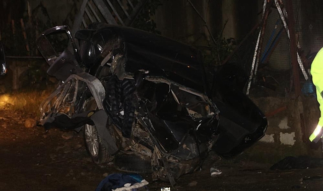Bariyerlere çarpan araç 5 kişiden 2'sini hayattan kopardı