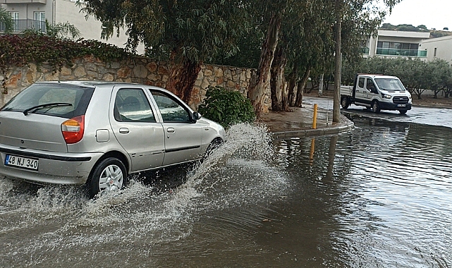 Bodrum'da sağanak yağış hayatı olumsuz etkiledi
