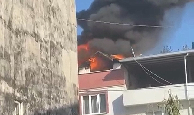 Bursa’da 2 katlı evin çatısı yandı