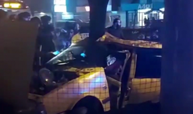 Bursa'da araç, ağaca çarpıp ikiye katlandı