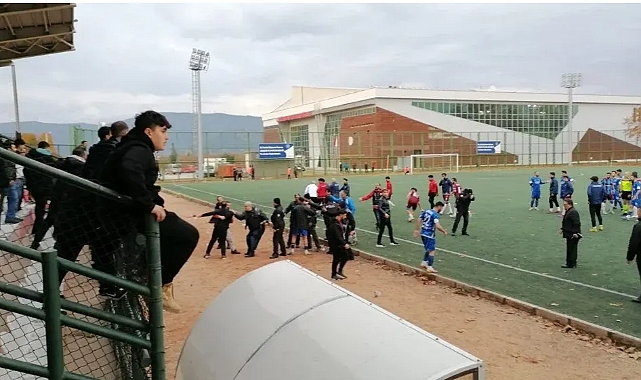 Bursa'da hakem penaltı kararı verdi, saha karıştı