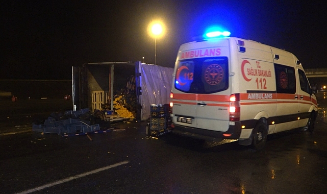 Bursa’da meyve yüklü TIR devrildi : 1 yaralı