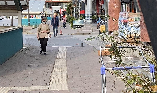 Bursa'da şiddetli lodos hayatı felç etti