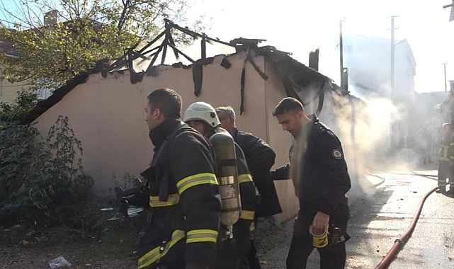 Bursa'da tek katlı ev alevlere teslim oldu