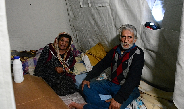 Çadırlarda kalan depremzedeler yağmura yakalandı