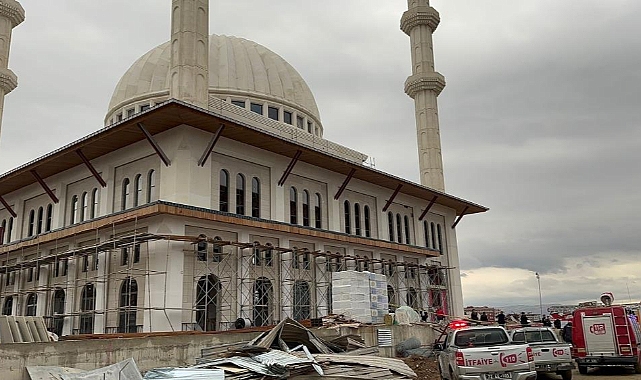 Cami iskelesi çöktü: Ölü ve yaralılar var