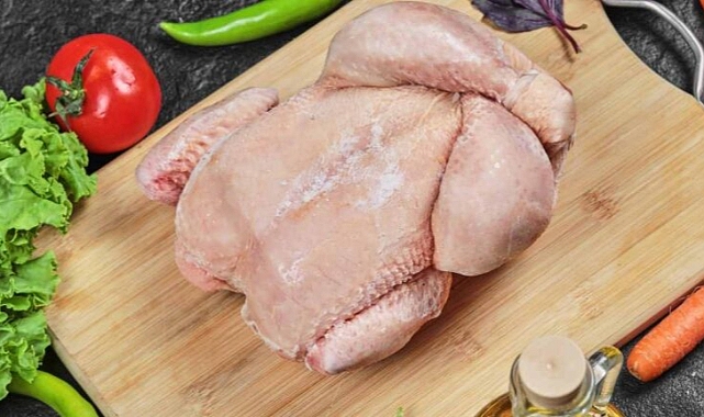 Çiğ tavuğun içinden çıkan şey şoke etti!