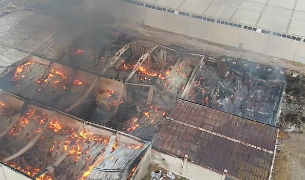 Depo yangını 12 saattir devam ediyor