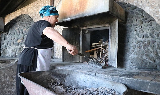 Deprem enkazından yaptı: 23 yıldır ekmek üretiyor