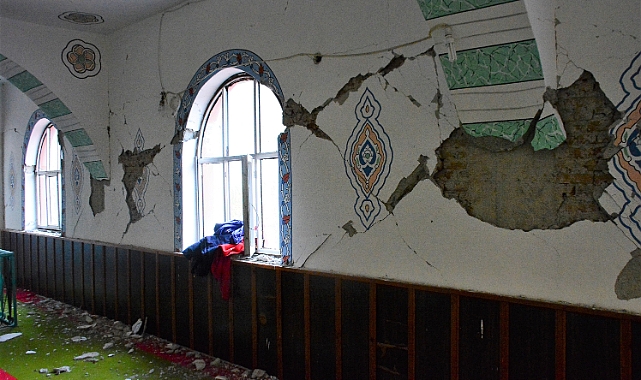Depremde hasar gören caminin yıkılmasına karar verildi