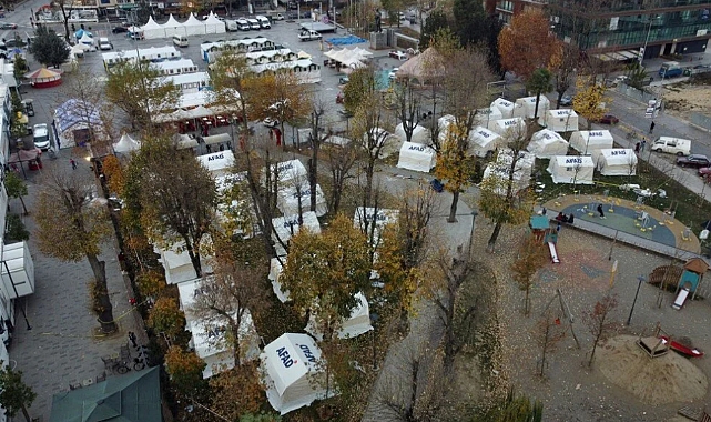 Depremin ardından vatandaşlar gözlerini ilk kez çadırda açtı