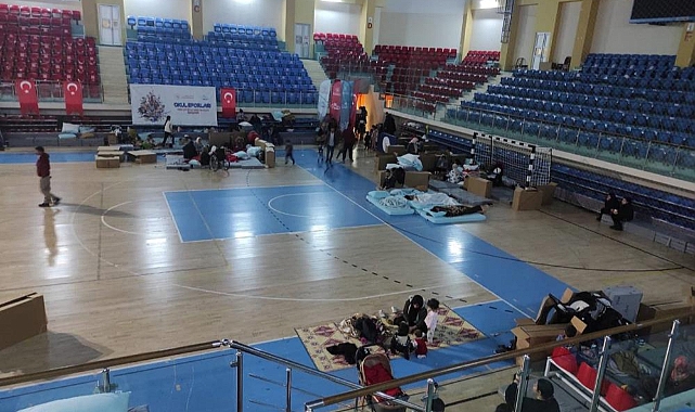 Depremzedeler spor salonlarında kalıyor