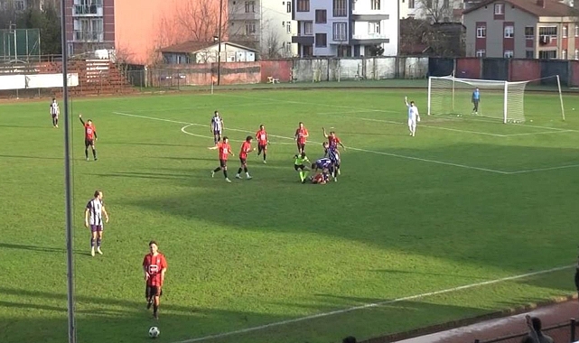 Dili boğazına kaçan futbolcuya ilk müdahale hakemden