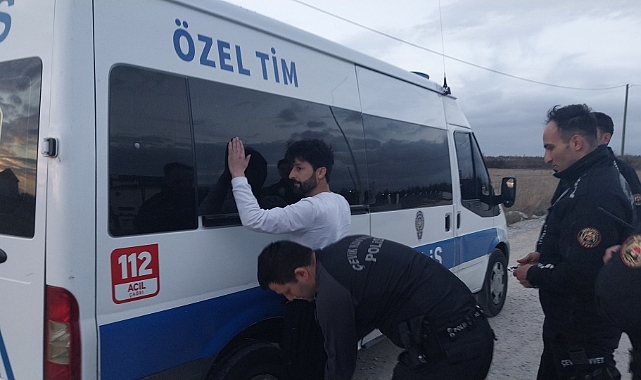 ‘Dur’ ihtarına uymadı, polis aracına çarpıp kaçtı