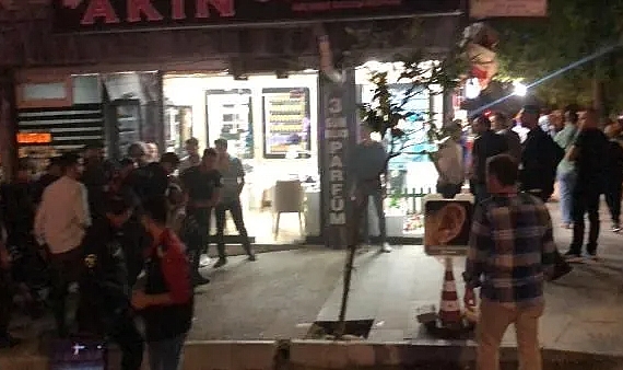 Eşi ve 3 çocuğunu rehin alıp, evi ateşe verdi