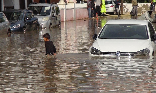 Ev ve iş yerlerini su bastı: Sel can aldı