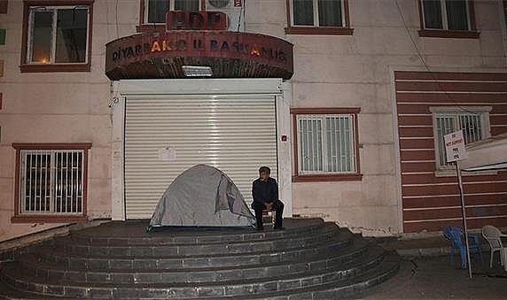Evlat nöbeti devam ediyor