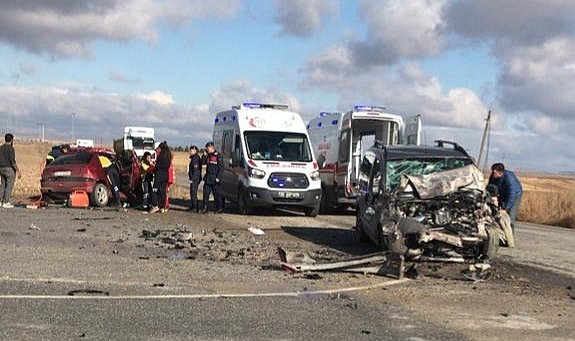 Feci kazada polis memuru baba ile oğlu hayatını kaybetti