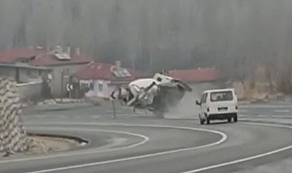 Freni boşalan beton mikseri devrildi
