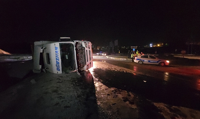 Frenleri boşalan cam madeni yüklü tır devrildi