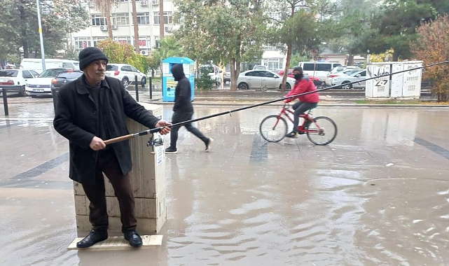 Göle dönen caddeye esnaf olta attı