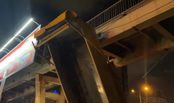 Hafriyat kamyonunun damperi üst geçide çarptı