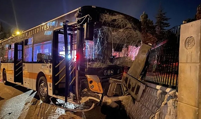 Halk otobüsü ile otomobil çarpıştı: 10 yaralı