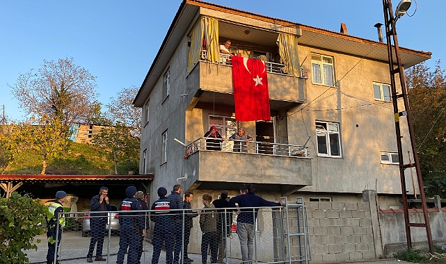 Hayatını kaybeden madencinin evine Türk bayrağı asıldı