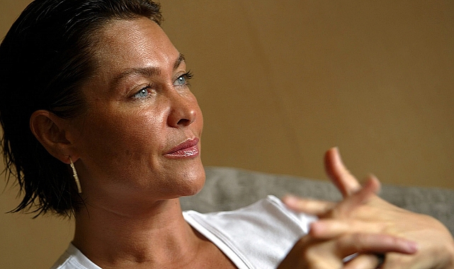 Hülya Avşar: İsteyen çıplak gezebilir