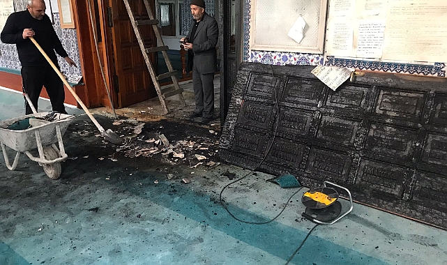 İki cami kundaklandı