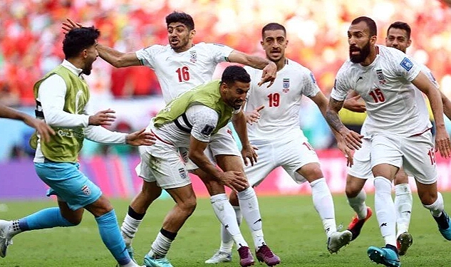 İran, Galler'i duraklamalarda yıktı