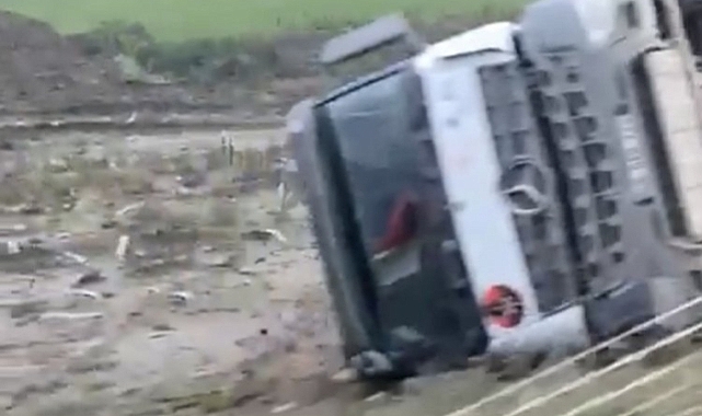 İşçi kamyonu yoldan çıkarak devrildi