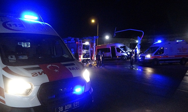 İşçi servisi sinyalizasyon direğine çarptı