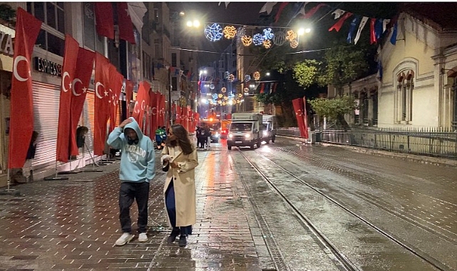 İstiklal Caddesi'ndeki ağaç ve beton saksılar kaldırıldı