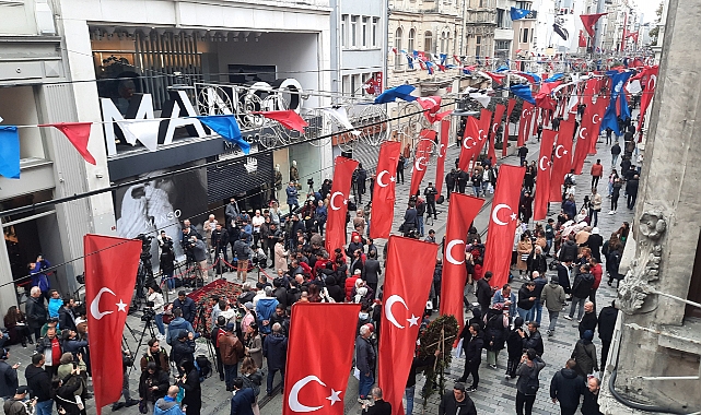 İstiklal Caddesi Türk bayraklarıyla donatıldı