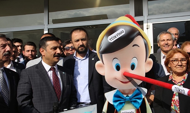 İYİ Parti'den Bursa'da 'pinokyolu protesto'