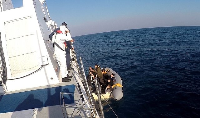 İzmir’de 18 düzensiz göçmen kurtarıldı