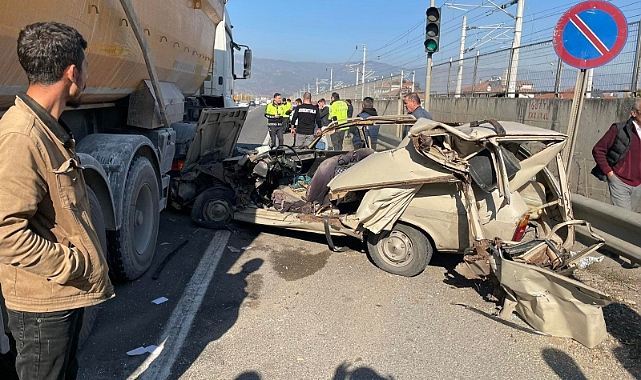 Kağıt gibi ezilen araçtan kurtarıldı