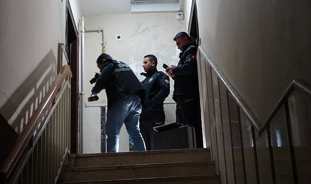 Kaldığı bekar evinde satırlı saldırıya uğradı
