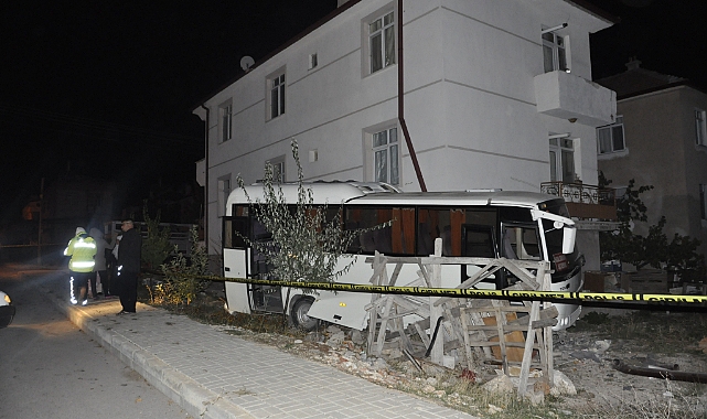 Kamyonet ile işçi midibüsü çarpıştı! 12 yaralı