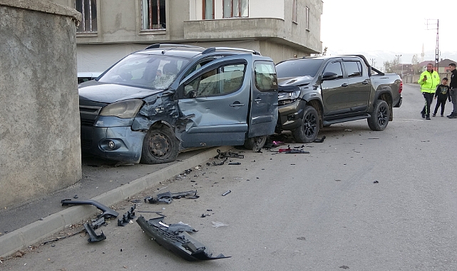 Kamyonet, yol kenarındaki duvara çarptı