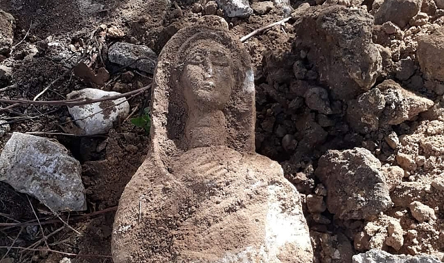 Kanalizasyon hattı çalışmasında Roma dönemine ait heykel bulundu
